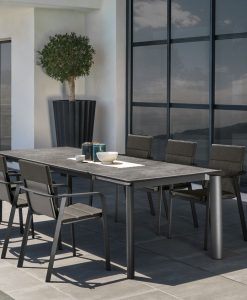 Table d'extérieur extensible de 200 à 260 cm. Aluminium et céramique gris graphite. Le meilleur de l'ameublement de jardin en livraison gratuite.