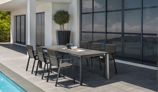 Tavolo rettangolare allungabile cm. 200 - 260 in alluminio e ceramica. Design Marco Acerbis. Arredamento per ville, giardini, terrazze, ristoranti lussuosi.