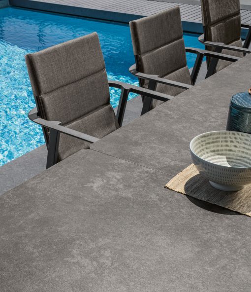 Tavolo rettangolare allungabile cm. 200 - 260 in alluminio e ceramica. Design Marco Acerbis. Arredamento per ville, giardini, terrazze, ristoranti lussuosi.