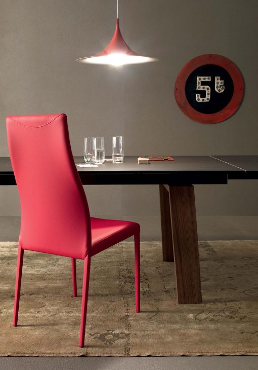 Hayworth est une magnifique chaise de salle à manger en simili cuir dessinée par Andrea Lucatello. Découvrez notre collection de chaises de salon en simili cuir.