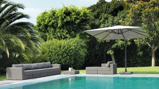 Parasol design avec pied décentré haut de gamme taupe, gris ou blanc. Vente en ligne d'accessoires et meubles pour jardin et terrasse.