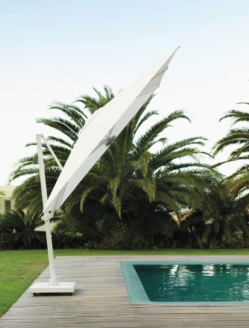 Parasol design avec pied décentré haut de gamme taupe, gris ou blanc. Vente en ligne d'accessoires et meubles pour jardin et terrasse.