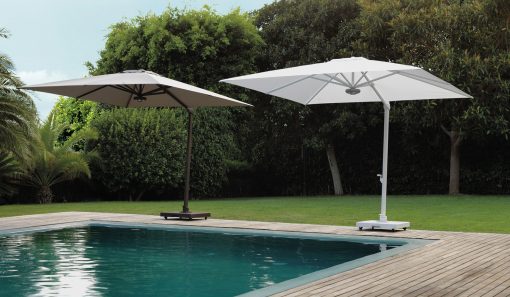 Parasol design avec pied décentré haut de gamme taupe, gris ou blanc. Vente en ligne d'accessoires et meubles pour jardin et terrasse.