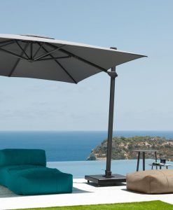 Parasol design avec pied décentré haut de gamme taupe, gris ou blanc. Vente en ligne d'accessoires et meubles pour jardin et terrasse.