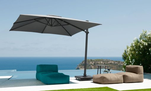 Parasol design avec pied décentré haut de gamme taupe, gris ou blanc. Vente en ligne d'accessoires et meubles pour jardin et terrasse.