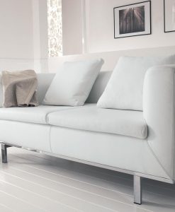 De forme rectangulaire et linéaire, ce canapé 2 places en cuir est idéal pour un séjour moderne et élégant. Découvrez notre collection de canapés haut de gamme.