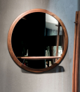 MIRAGGIO est un miroir rond raffiné et élégant. Cadre en noyer Canaletto massif, étagère pour petits objets, made in Italy. Livraison à domicile offerte.