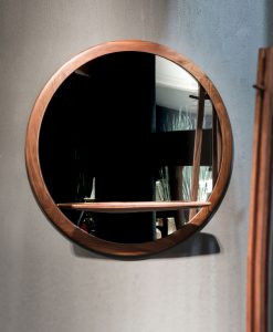 MIRAGGIO est un miroir rond raffiné et élégant. Cadre en noyer Canaletto massif, étagère pour petits objets, made in Italy. Livraison à domicile offerte.