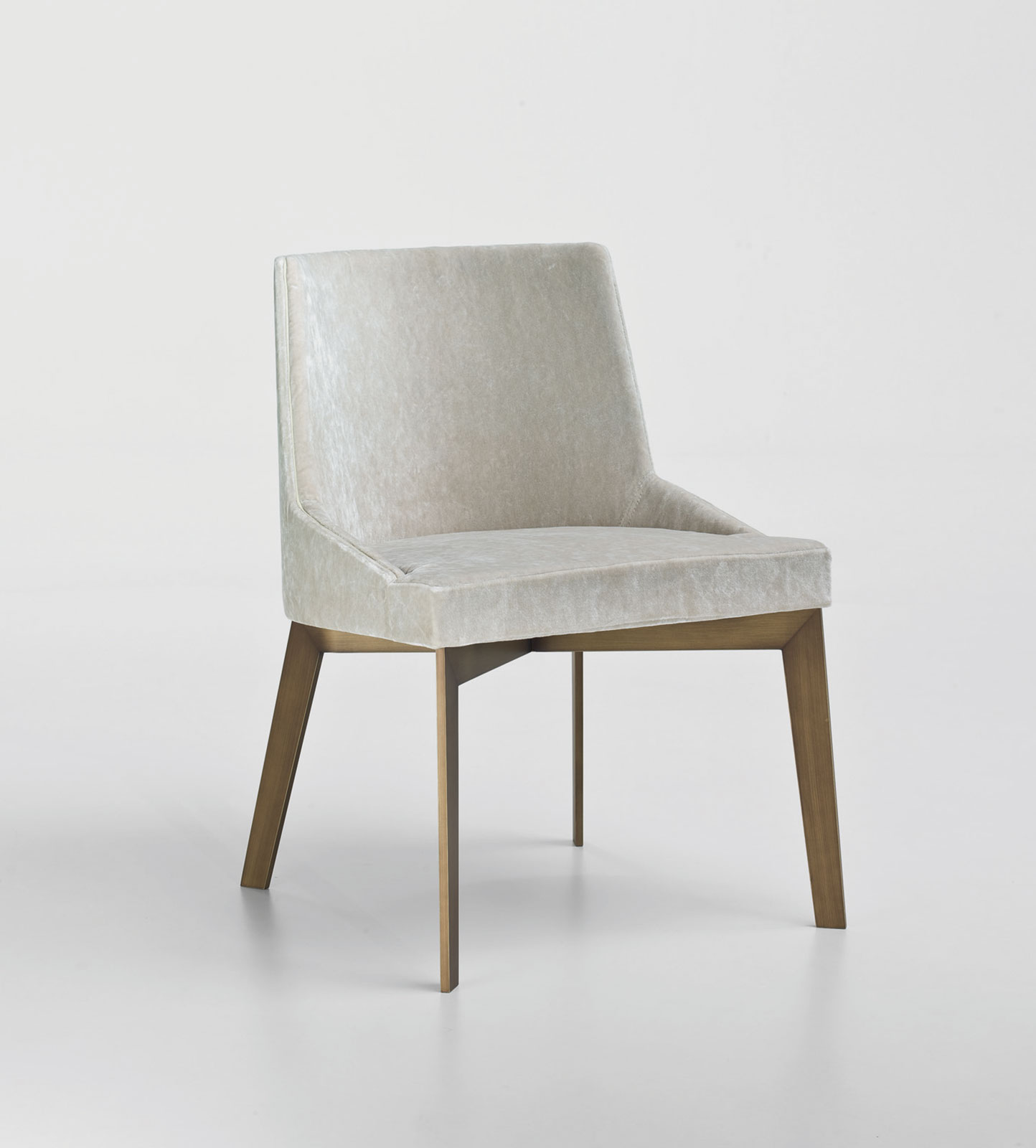 Luxueuse chaise rembourrée réalisée artisanalement en Italie. Vente en ligne de meubles hauts de gamme avec livraion gratuite. Nombreux modèles de chaises.