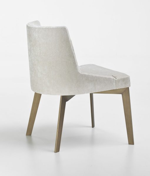 Umberto Asnago designs the MIA collection, home furniture for the traditional dining room. The upholstered chair is covered in velvety fabric. Free delivery