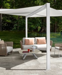 Gazebo retrattile con tenda a vela solare incorporata avvolgibile. Sistema a compasso con ruote. LED incorporati con telecomando. 2,8 x 2,8 metri di ombra.