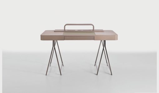 Secrétaire design revêtu en cuir avec sous main en cristal. Découvrez en ligne nos secrétaires, bureaux, coiffeuses contemporaines en métal cuir et bois.