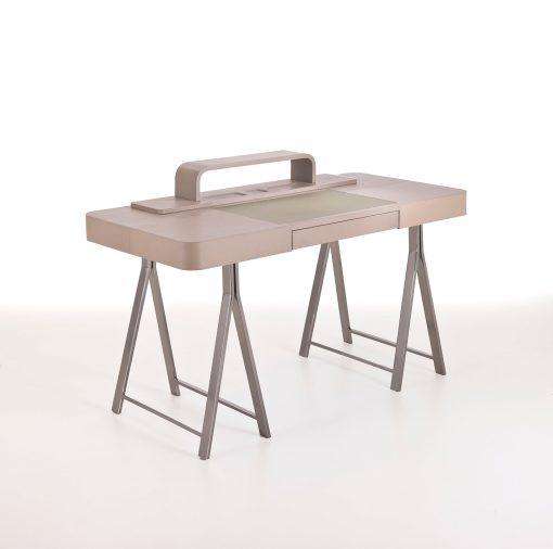 Secrétaire design revêtu en cuir avec sous main en cristal. Découvrez en ligne nos secrétaires, bureaux, coiffeuses contemporaines en métal cuir et bois.