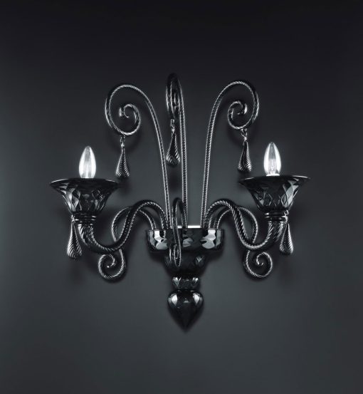 Style moderne, luxe et design pour une applique en verre de Murano artisanale unique. 2 ampoules. Couleur noire. Vente en ligne et livraison gratuite.