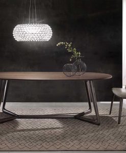 Table de repas ovale en frêne laqué noir. Vente en ligne de tables et meubles design hauts de gamme made in italy avec livraison gratuite.