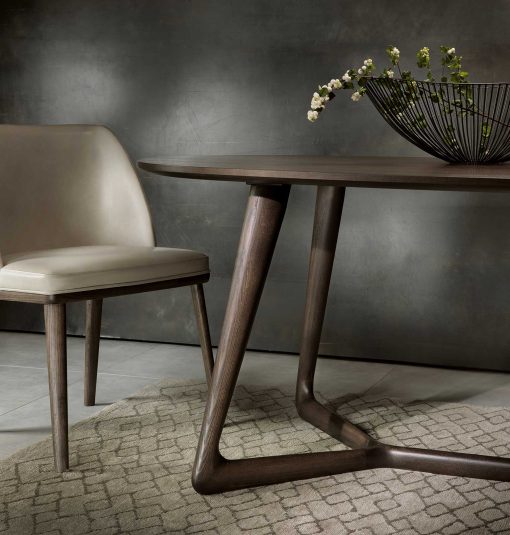 Table de repas ovale en frêne laqué noir. Vente en ligne de tables et meubles design hauts de gamme made in italy avec livraison gratuite.