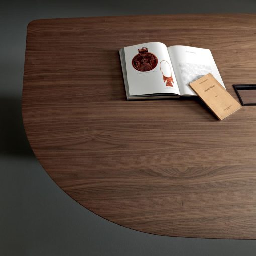 Ola is an executive desk, characterized by a strong and distinct personality. This award-winning executive office desk designed by Mario Mazzer is made in Italy.