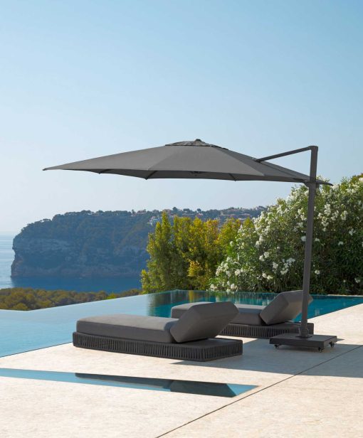 Parasol design avec pied décentré haut de gamme taupe, gris ou blanc. Vente en ligne d'accessoires et meubles pour jardin et terrasse.