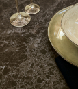 Tavolo da pranzo design in ceramica con base in metallo originale. Vendita online di mobili di lusso made in Italy con consegna gratuita.