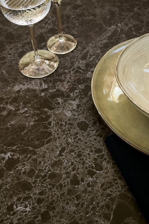 Le plateau en finition Dark Emperador et les formes du top et de la base, donnent élégance à cette table à manger en céramique exceptionnelle. Made in Italy