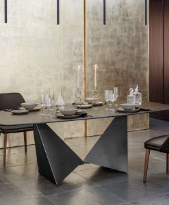 Le plateau en finition Dark Emperador et les formes du top et de la base, donnent élégance à cette table à manger en céramique exceptionnelle. Made in Italy