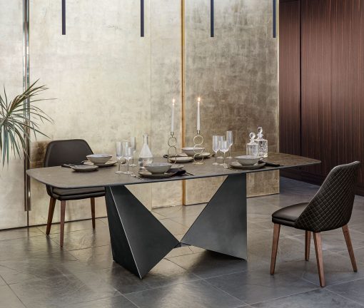 Le plateau en finition Dark Emperador et les formes du top et de la base, donnent élégance à cette table à manger en céramique exceptionnelle. Made in Italy