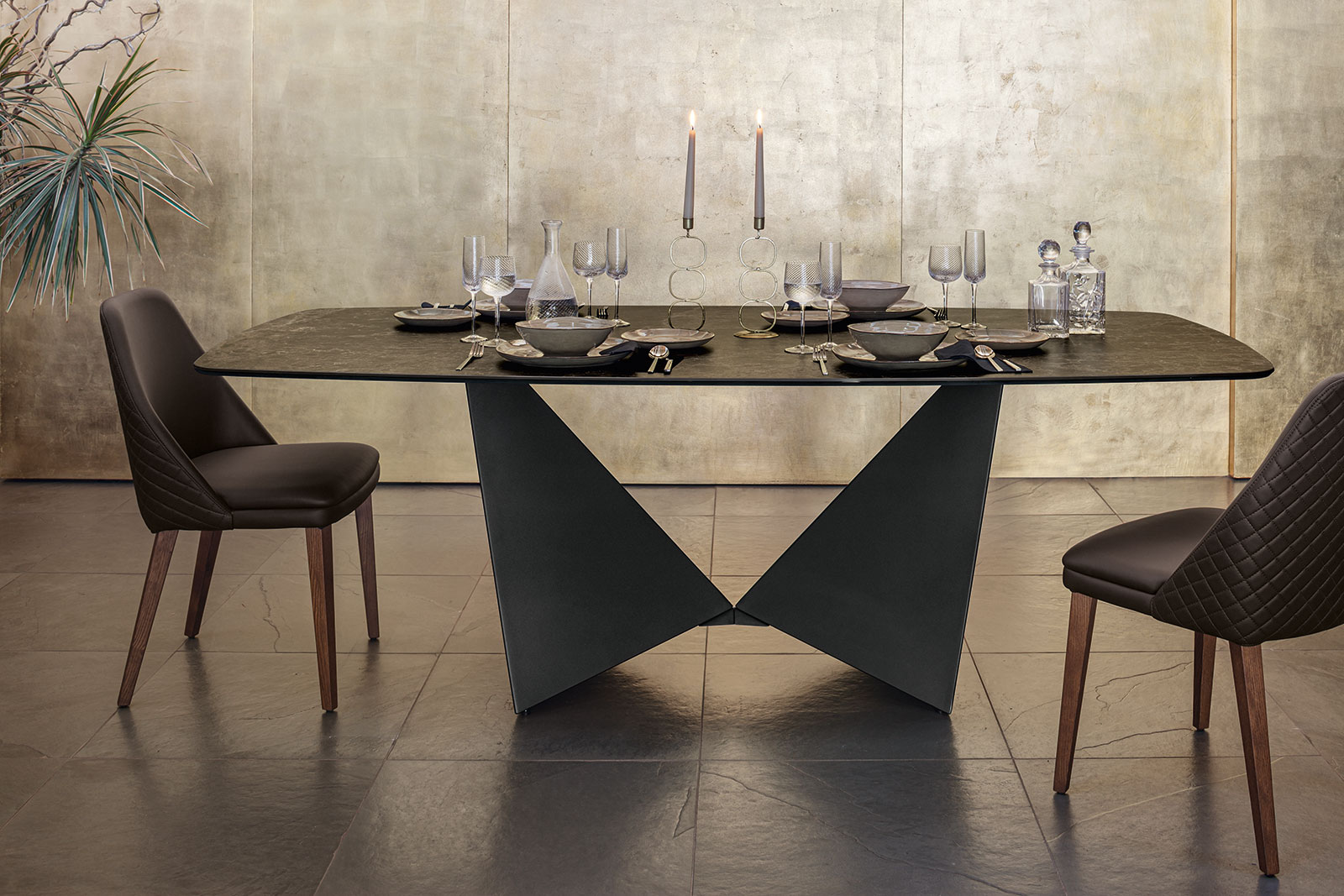 Le plateau en finition Dark Emperador et les formes du top et de la base, donnent élégance à cette table à manger en céramique exceptionnelle. Made in Italy
