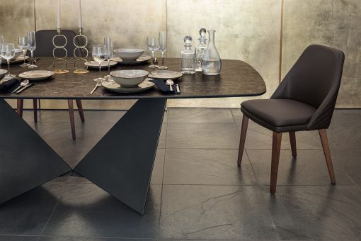 Le plateau en finition Dark Emperador et les formes du top et de la base, donnent élégance à cette table à manger en céramique exceptionnelle. Made in Italy