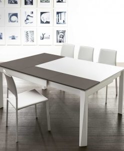 Tavolo rettangolare trasformabile bicolore creato da Hanno Giesler, brevettato. Si espande sia in larghezza che in profondità. Consegna a domicilio gratuita