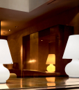 Paralume est une lampe à poser en verre soufflé blanc avec double allumage. Laissez-vous séduire par notre collection de lampes de chevet en verre design.