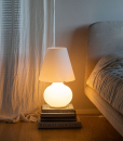 Paralume est une lampe à poser en verre soufflé blanc avec double allumage. Laissez-vous séduire par notre collection de lampes de chevet en verre design.