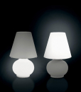 Paralume est une lampe à poser en verre soufflé blanc avec double allumage. Laissez-vous séduire par notre collection de lampes de chevet en verre design.