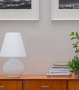 Paralume est une lampe à poser en verre soufflé blanc avec double allumage. Laissez-vous séduire par notre collection de lampes de chevet en verre design.