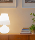 Paralume est une lampe à poser en verre soufflé blanc avec double allumage. Laissez-vous séduire par notre collection de lampes de chevet en verre design.