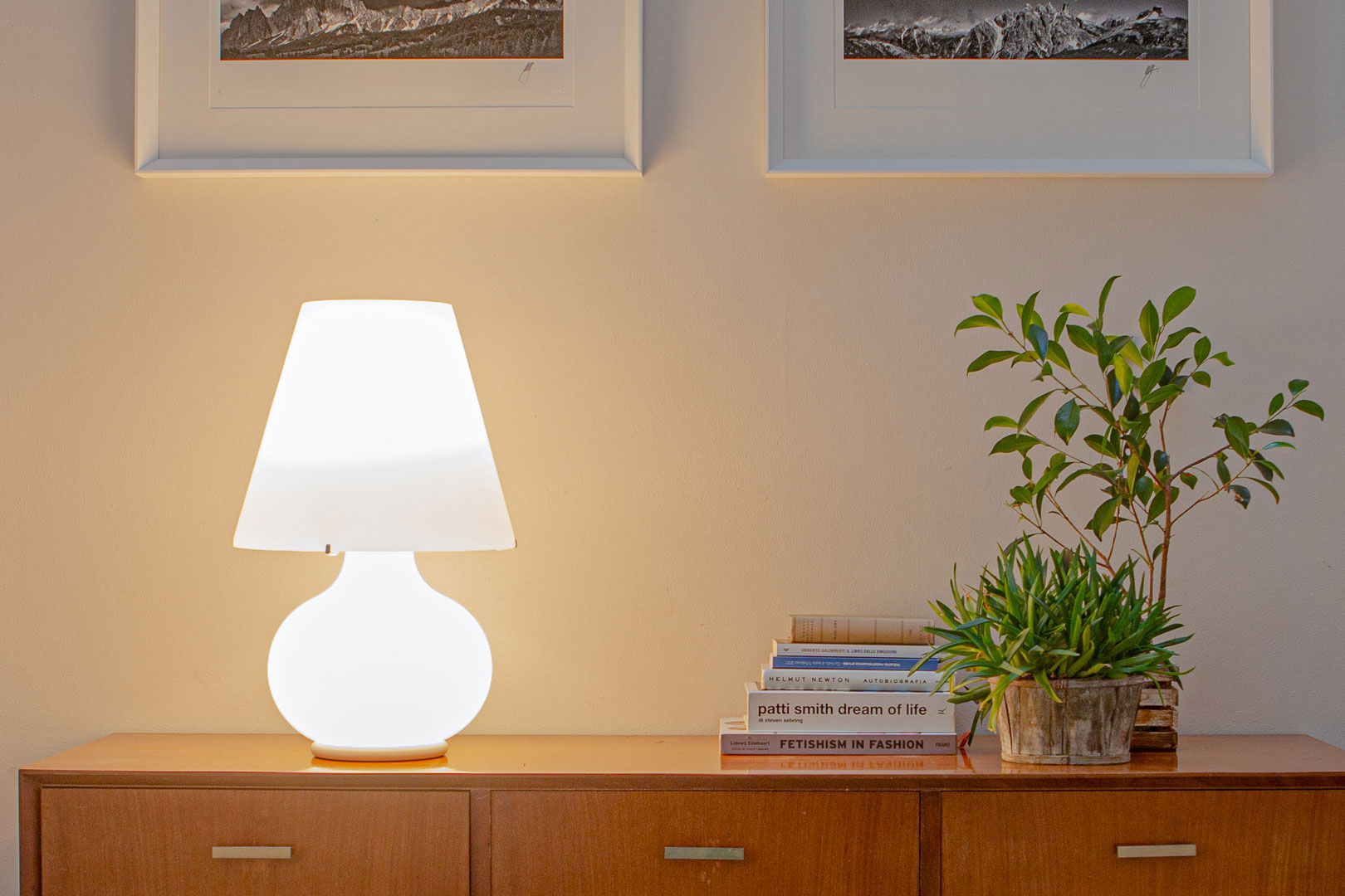 Paralume est une lampe à poser en verre soufflé blanc avec double allumage. Laissez-vous séduire par notre collection de lampes de chevet en verre design.