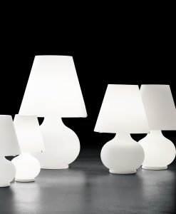 Paralume è la stilizzazione perfetta della lampada da tavolo. Creata in vetro soffiato di Murano con la tecnica dell'incamiciato. Consegna a domicilio.