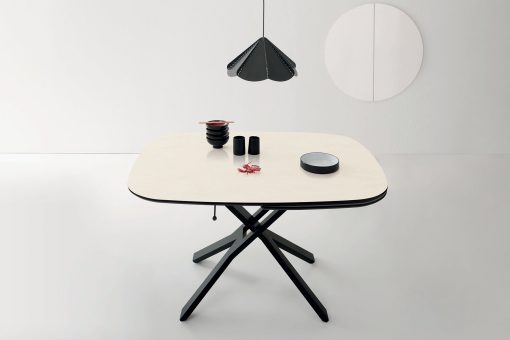 Design Arter & Citton. Un tavolo trasformabile, da tavolino basso a tavolo da pranzo, con piano allungabile in ceramica, meccanismo a gas, ruote a scomparsa