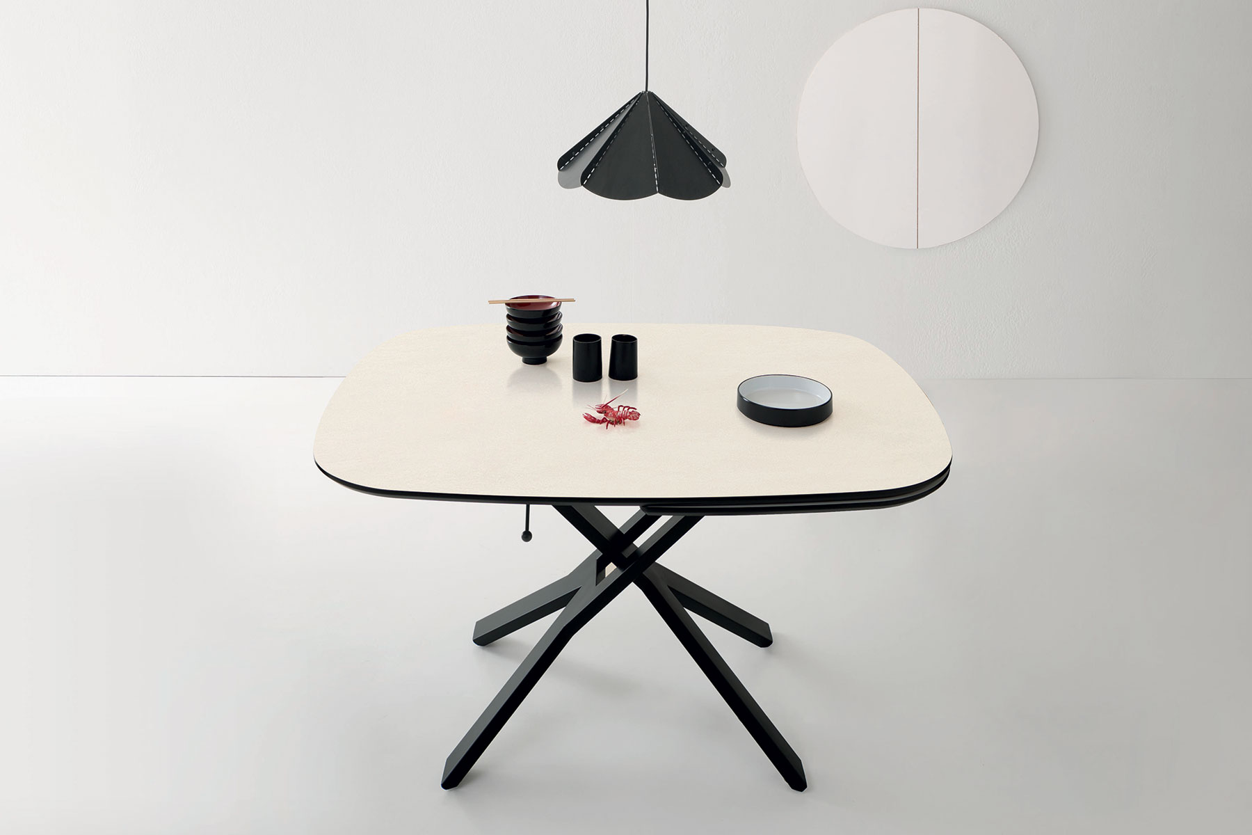 Design Arter & Citton. Table transformable elliptique avec top an céramique blanc, mécanisme à gaz, roulettes. Ameublement haut de gamme en livraison gratuite