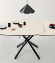 Design Arter & Citton. Un tavolo trasformabile, da tavolino basso a tavolo da pranzo, con piano allungabile in ceramica, meccanismo a gas, ruote a scomparsa