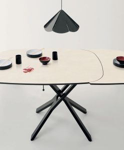 Design Arter & Citton. Un tavolo trasformabile, da tavolino basso a tavolo da pranzo, con piano allungabile in ceramica, meccanismo a gas, ruote a scomparsa