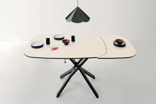 Design Arter & Citton. Un tavolo trasformabile, da tavolino basso a tavolo da pranzo, con piano allungabile in ceramica, meccanismo a gas, ruote a scomparsa