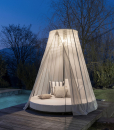 Majestueux et luxueux daybed de jardin. Matelas rond, structure en acier et bois, cordes nautiques et légers rideaux. Suspension lumineuse intégrée.