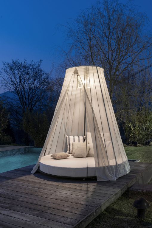 Majestueux et luxueux daybed de jardin. Matelas rond, structure en acier et bois, cordes nautiques et légers rideaux. Suspension lumineuse intégrée.