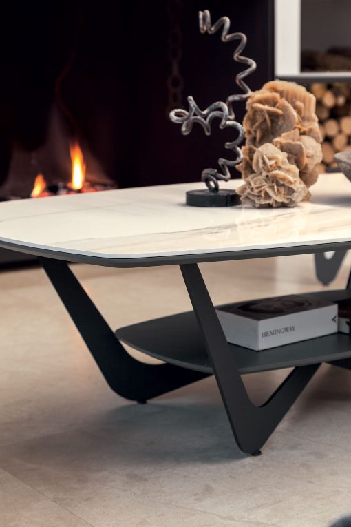 Ceramic top in Calacatta Gold finish and metal base. This modern coffee table also has an additional shelf. Its legs are graphite painted. Online shopping.