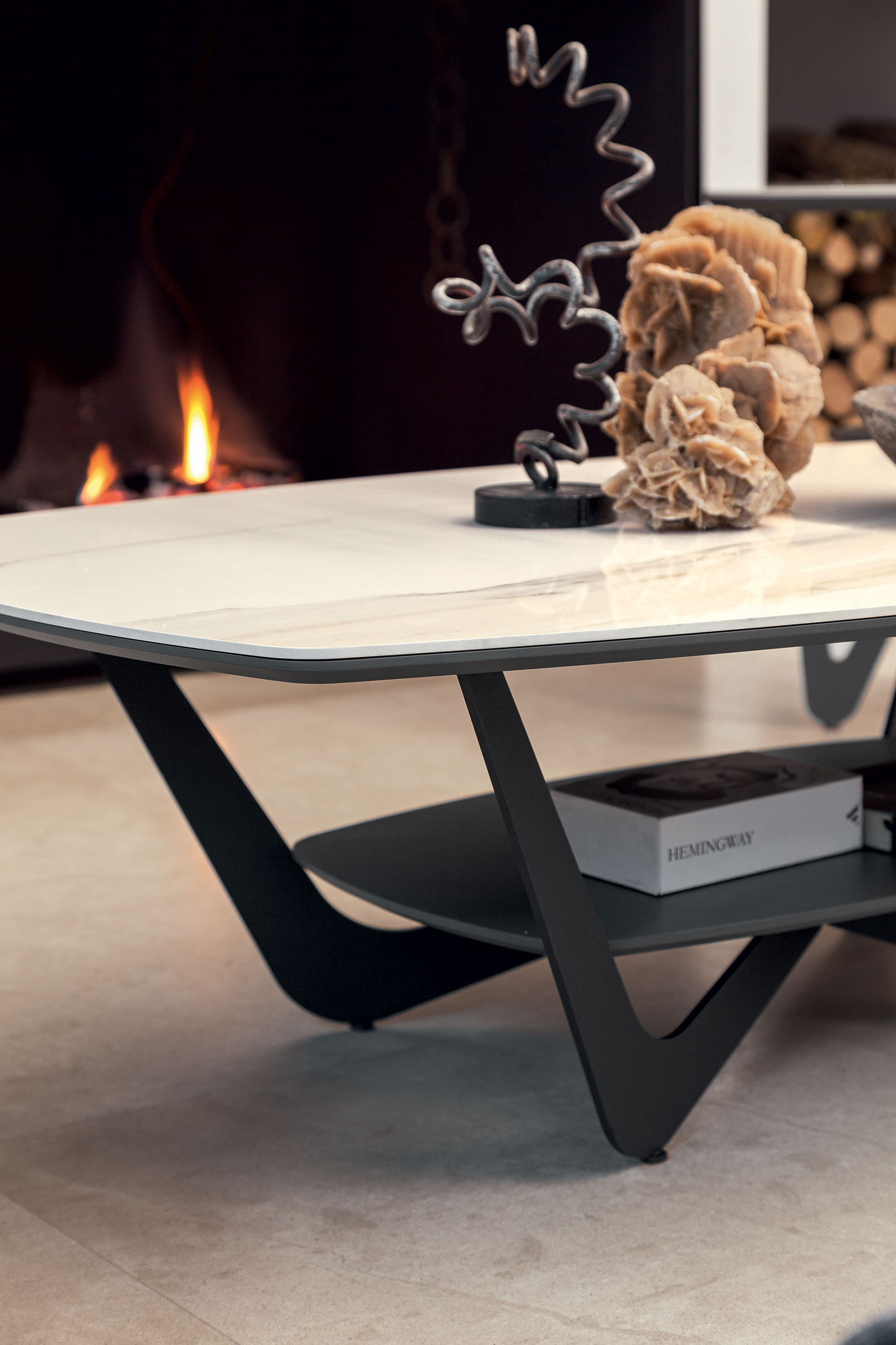 Table basse avec double plateau en céramique et en métal. Vente en ligne de meubles design haut de gamme pour la maison et le bureau. Livraison à domicile.
