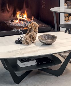 Ceramic top in Calacatta Gold finish and metal base. This modern coffee table also has an additional shelf. Its legs are graphite painted. Online shopping.