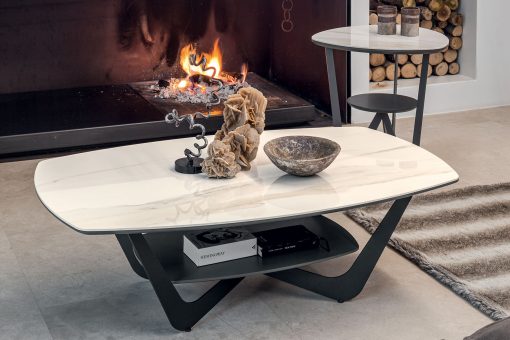 Ceramic top in Calacatta Gold finish and metal base. This modern coffee table also has an additional shelf. Its legs are graphite painted. Online shopping.