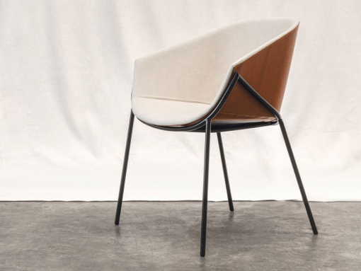 Poltroncina Calla in cuoio e tessuto con struttura nera – vista tre quarti