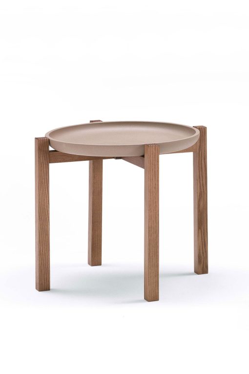 Interamente in legno, con piano rotondo, Pong è un tavolino in massello di frassino elegante e pratico. Il vassoio è asportabile. Consegna a domicilio.
