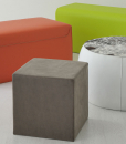 Complément d'ameublement pour un rangement supplémentaire. Pouf revêtu de cuir ou d'eco-cuir. Nombreuses couleurs. Achat en ligne. Livraison gratuite.